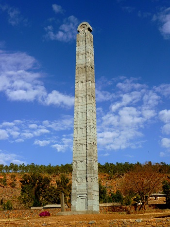 La Stele di Axum. Emblema e sintesi del percorso segmentato dell' imperialismo italiano, trasportata in Italia e restituita all'Etiopia dopo lunghe polemiche. Oggi l'Etiopia  devastata da una feroce guerra intestina che ricalca quelle dei secoli precedenti la colonizzazione italiana. Ma poco se ne legge nei media