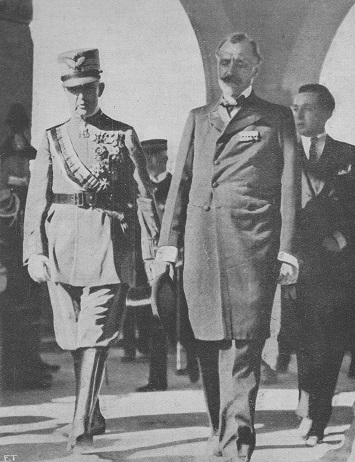 Emanuele Filiberto di Savoia, duca di Aosta, e Luigi Gasparotto, ministro della Guerra, entrano nella Basilica di Aquileja per la scelta del Milite Ignoto (28 ottobre 1921)
