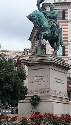 La corona d'alloro deposta il 23 maggio al monumento di Vittorio Emanuele II a piazza Corvetto (Genova) nel 200° della nascita del Padre della Patria. Venne rimossa da ignoti.