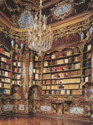 La Biblioteca Piffetti trasferita da Casa Savoia da Torino al Quirinale. Residenza dei Papi, dei quattro Re d'Italia e dei Presidenti della Repubblica il Palazzo  sintesi e simbolo della continuit di uno Stato ancora giovane, bisognoso di pace interna e internazionale.