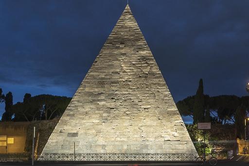 DIDASCALIA: Roma custodisce edifici emblematici e simbolici che ne collegano la storia millenaria alla Sapienza antica. E' il caso della Piramide Cestia, restaurata col finanziamento del magnate giapponese Yuzo Yagi. Essa ispir Arturo Reghini, recentemente al centro di un seminario dell'Istituto Storico e Politico Internazionale presieduto dal rimpianto Giorgio Galli.