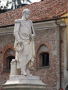 Statua di Santorre di Santarosa, eretta nella omonima piazza di Savigliano (CN). La citt conta due piazze che, come quella di Cuneo originariamente dedicata a Vittorio Emanuele II,  non  sagrato di chiese ma spazio laico. Al centro dell'attigua Piazza del Popolo, a Savigliano, si erge la statua bronzea del Generale Giuseppe Arimondi, caduto nella battaglia di Abba Garima (o Adua) il 1 marzo 1896 e scoperta alla presenza di Umberto I. Nel monumento, opera dello scultore romano Giuseppe Lucchetti Rossi, Santarosa regge nella sinistra la Costituzione del 13 marzo 1821 e tiene la destra sull'elsa della spada: civis romanus, che unisce diritti politici e servizio militare, come sancito dalla Costituzione italiana, per la quale  sacro dovere del cittadino difendere la Patria.