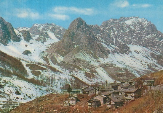 La borgata di Saretto (Acceglio) con la Rocca Provenzale. I monti uniscono chi li sa percorrere.
