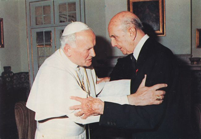 Solitudine e com-passione. Papa Giovanni Paolo II accoglie Umberto II, che lasci alla Santa Sede la Sacra Sindone e i Collari dell'Annunziata all'Altare della Patria. Non port con s i Gioielli della Corona. Avutili in custodia Luigi Einaudi annot: a chi di dovere. Un quesito ancor oggi senza risposta. E se lo Stato d'Italia ne facesse almeno una tantum l'esposizione?