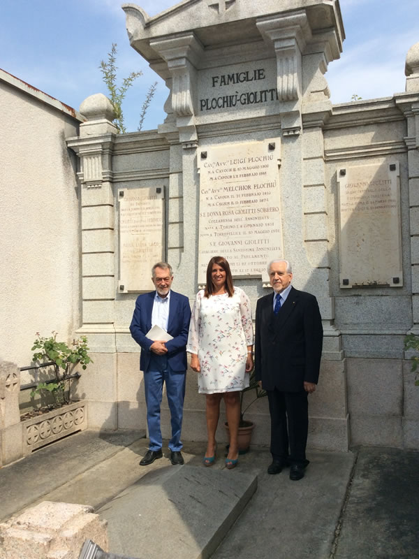 Gianni Rabbia, Giovanna Giolitti, Aldo Mola rendono omaggio alla Memoria dello Statista alla Tomba Plochi�-Giolitti in Cavour nell'anniversario della sua morte (17 luglio 1928)