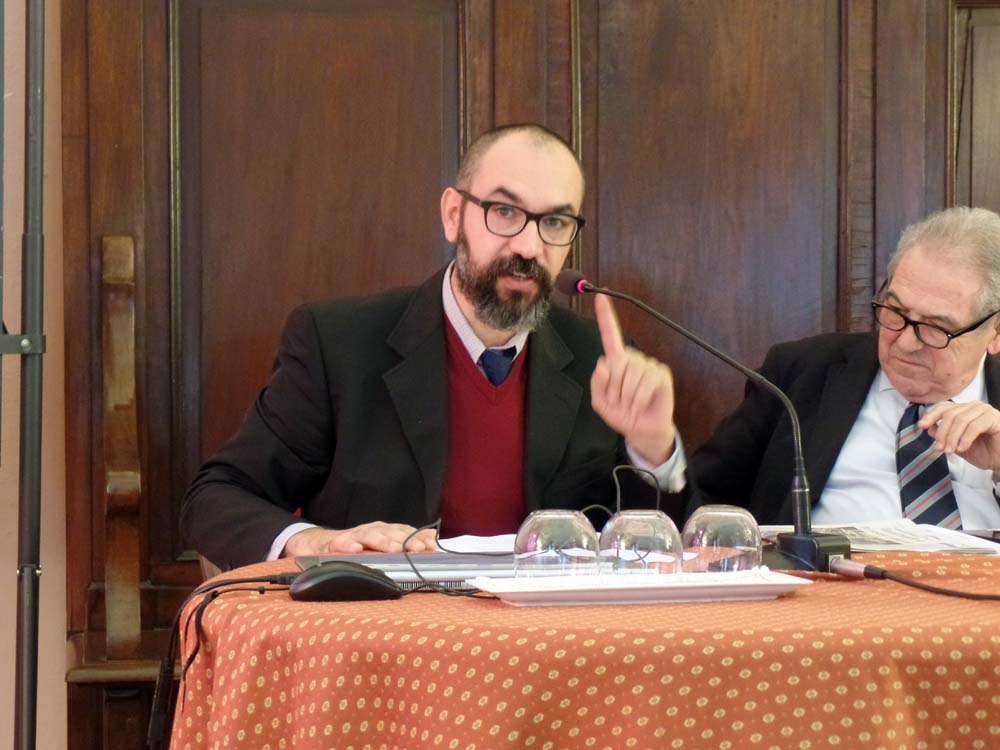 Il Prof. Luca G. Manenti dell'Universit di Triste durante il suo intervento sul tema "All'Oriente di Fiume. La massoneria nell'impresa dannunziana"