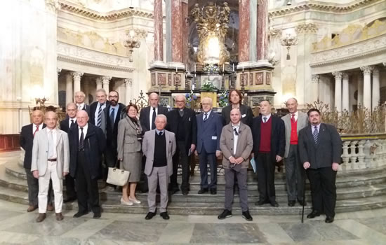 Il Rettore del Santuario, Mons. Meo BESSONE, con gli oratori in visita al Santuario di Vicoforte.