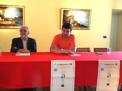 Nella fotografia: Aldo A. Mola e
                                il quarantacinquenne Marco Mensi,
                                presidente �del �Rattazzi�, gemellato
                                con la Associazione di studi storici
                                Giovanni Giolitti, co-promotrice
                                dell'incontro.�