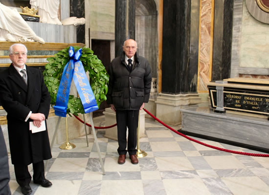 Aldo Mola e Gianni Stefano Cuttica con la corona di omaggio alla tomba reale