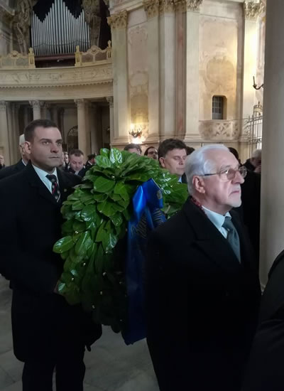 Aldo Mola, l'Avv. Luca Fucini e Davide Colombo portano la corona di omaggio