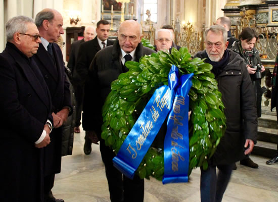 Gianni Stefano Cuttica e Gianni Rabbia portano una delle due corone di omaggio