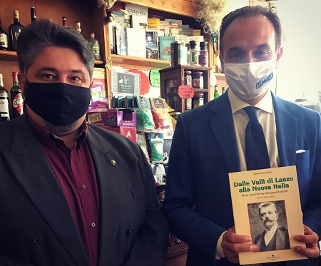 Luned 13 settembre, in occasione
                                dell'inaugurazione dell'anno scolastico
                                in Piemonte a Vi (TO), il presidente
                                ASSGG cav. Alessandro Mella, membro del
                                locale consiglio comunale, ha avuto modo
                                di avere un breve ma importante incontro
                                con il presidente della Regione Piemonte
                                dott. Alberto Cirio. L'occasione stata
                                propizia per donare al presidente Cirio
                                un volume dedicato all'on. GIovanni
                                Rastelli, ex sindaco di Vi ma
                                soprattutto deputato legatissimo a
                                Giovanni Giolitti nei primi anni del
                                novecento e nel periodo tormentoso che
                                precedette l'ingresso dell'Italia nella
                                Grande Guerra.