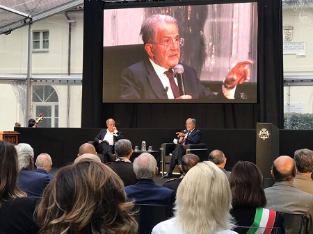 minoli_cavour Luned 20 settembre, anniversario
                                mai abbastanza ricordato della celebre
                                di Porta Pia, si tenuta presso il
                                Complesso Cavouriano di Santena (TO) la
                                cerimonia annuale del Premio Cavour.
                                Quest'anno la giuria ha ritenuto di
                                volerlo conferire al prof. Romano Prodi,
                                gi presidente del consiglio dei
                                ministri, docente universitario ed
                                europeista. Il celebre uomo politico
                                stato intervistato dal giornalista
                                Giovanni Minoli, gi premio Cavour nel
                                2020, alla presenza di un importante
                                pubblico. In rappresentanza
                                dell'Associazione di Studi Storici
                                Giovanni Giolitti hanno partecipato il
                                presidente cav. Alessandro Mella ed il
                                direttore scientifico Prof. Aldo
                                Alessandro Mola.