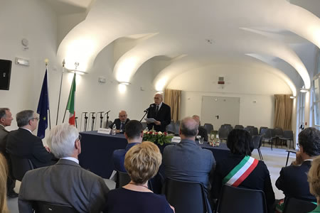 Si sono tenute, gioved� 6 giugno,

                              le celebrazioni per il 158� anniversario

                              della scomparsa di Camillo Benso dei

                              marchesi di Cavour. Celeberrimo Presidente

                              del Consiglio dei Ministri del Regno di

                              Sardegna e poi del Regno d�Italia nonch�

                              promotore infaticabile e lungimirante del

                              processo d�unificazione nazionale. Ha

                              aperto l�incontro il presidente della

                              Fondazione Cavour on. Nerio Nesi cui sono

                              seguiti gli interventi istituzionali delle

                              Autorit� presenti in sala. Successivamente

                              ha preso la parola il giornalista dott.

                              Aldo Cazzullo che ha rievocato i fasti del

                              Piemonte e della sua storia recente. Al

                              termine i ragazzi del Liceo Cavour,

                              accompagnati da una magnifica orchestra

                              composta da allievi della medesima scuola,

                              hanno cantato l�Inno di Mameli ed il Va

                              Pensiero dal Nabucco di Verdi. Molto il

                              pubblico presente tra cui molti sindaci

                              del territorio. In rappresentanza

                              dell�ASSGG erano presenti il Direttore

                              Scientifico prof. Aldo A. Mola ed il

                              presidente cav. Alessandro Mella. Una

                              presenza doverosa per rendere omaggio ad

                              una figura nel cui solco oper� Giovanni

                              Giolitti. Costruttore dello Stato e

                              prosecutore dell�opera cavouriana.