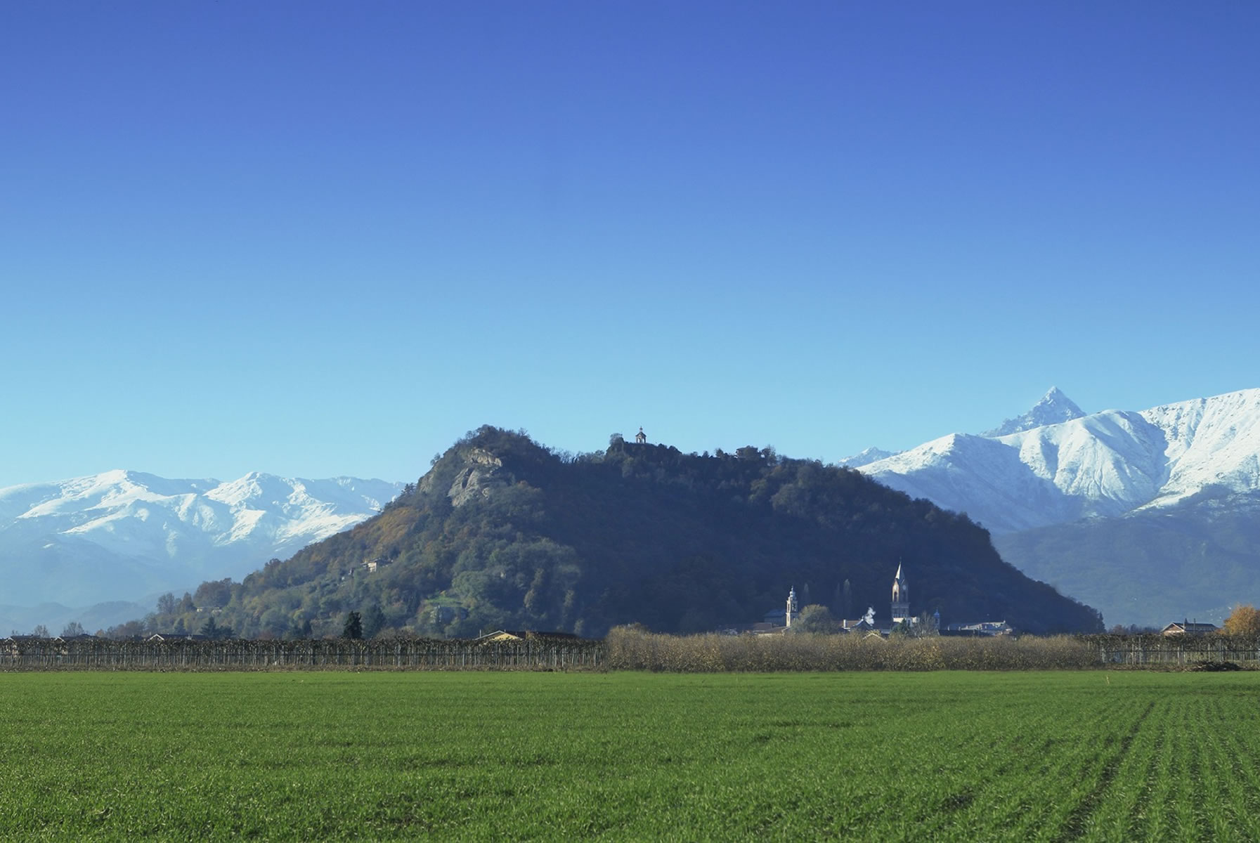 Cavour, la rocca e le Alpi