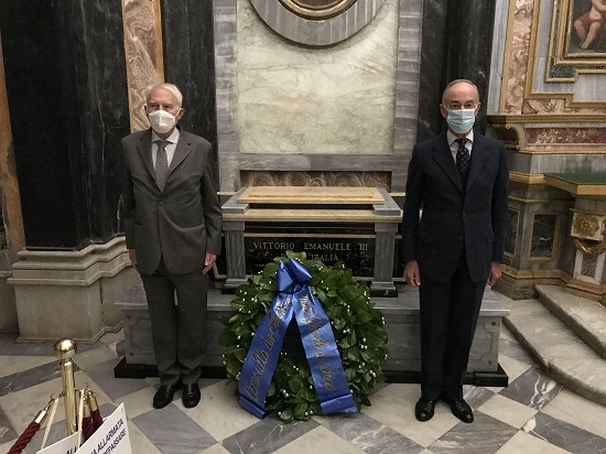 L'omaggio alla tomba del Re Vittorio Emanuele III, con la corona d'alloro portata dal Gen. Blais e dal Col. Cadorna.