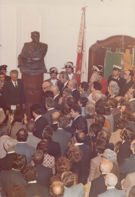 Didascalia:
                                                          Lo scoprimento
                                                          del busto di
                                                          Giolitti nel
                                                          Salone d'Onore
                                                          del Consiglio
                                                          provinciale di
                                                          Cuneo,
                                                          presenti
                                                          Sandro
                                                          Pertini,
                                                          Giovanni
                                                          Spadolini,
                                                          Adolfo Sarti,
                                                          Antonio
                                                          Giolitti,
                                                          autorit e
                                                          cittadini .Al
                                                          convegno di
                                                          Torre San
                                                          Giorgio (h.
                                                          16-19 di
                                                          sabato 27
                                                          settembre,
                                                          Pinacoteca
                                                          Sismonda),
                                                          introdotto da
                                                          Branca Lore
                                                          Muller e
                                                          Giovanni
                                                          Rabbia,
                                                          intervengono
                                                          in presenza o
                                                          videocollegamento


                                                          Tito Lucrezio
                                                          Rizzo, il
                                                          colonnello
                                                          Carlo Cadorna,
                                                          Raffaella
                                                          Canovi,
                                                          Daniele
                                                          Comero,
                                                          GianPaolo
                                                          Ferraioli,
                                                          Giuseppe L.
                                                          Manenti,
                                                          Alessandro
                                                          Mella, Massimo
                                                          Nardini, Luigi
                                                          Pruneti, Aldo
                                                          G. Ricci,
                                                          Giorgio
                                                          Sangiorgi e il
                                                          generale
                                                          Antonio
                                                          Zerrillo.