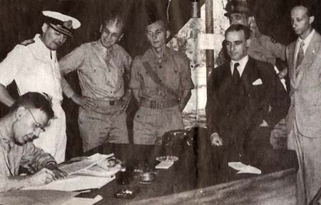 Giuseppe
                                                          Castellano
                                                          (Prato,
                                                          1893-Porretta
                                                          Terme, 1977)
                                                          in abito
                                                          civile alla
                                                          firma della
                                                          resa. Militare
                                                          valoroso, a
                                                          riposo dal
                                                          1947 pubblic
                                                          Memorie e
                                                          diresse una
                                                          catena di
                                                          alberghi.
                                                          Sulla firma
                                                          della resa v.
                                                          Rosanna
                                                          Romanisio
                                                          Amerio, 3
                                                          settembre
                                                          1943.
                                                          L'Armistizio 
                                                          stato firmato
                                                          qui. Appunti
                                                          siracusani,
                                                          ed. Morrone,
                                                          2023.