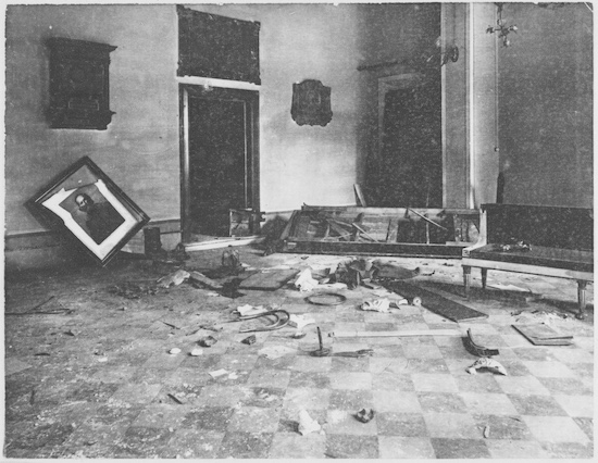 Una
                                                          loggia
                                                          devastata da
                                                          squadristi:
                                                          fotografia
                                                          esposta nella
                                                          mostra I
                                                          massoni nella
                                                          storia
                                                          d'Italia,
                                                          Torino,
                                                          Palazzo
                                                          Carignano,
                                                          maggio-giugno
                                                          1980. La
                                                          vicenda
                                                          fiorentina
                                                          ispir il
                                                          romanzo di
                                                          Vasco
                                                          Pratolini
                                                          Cronache di
                                                          poveri amanti
                                                          (1946). La
                                                          Notte prende
                                                          nome dalla
                                                          strage degli
                                                          ugonotti
                                                          accorsi a
                                                          Parigi per
                                                          festeggiare le
                                                          nozze di
                                                          Enrico di
                                                          Borbone,
                                                          ugonotto, con
                                                          la principessa
                                                          Margot,
                                                          cattolica,
                                                          figlia di
                                                          Caterina de'
                                                          Medici, regina
                                                          di Francia (24
                                                          agosto 1572).
                                                          Dovevano
                                                          propiziare la
                                                          conciliazione.
                                                          Divennero
                                                          trappola per
                                                          orrendo
                                                          massacro.