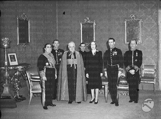 RAFFAELE
                                                          GUARIGLIA,
                                                          barone di
                                                          Vituso
                                                          (Napoli, 18
                                                          febbraio
                                                          1889-Roma, 25
                                                          aprile 1970)
                                                          entr in
                                                          diplomazia nel
                                                          1909 e fu in
                                                          servizio in
                                                          molte capitali
                                                          (Parigi,
                                                          Londra, San
                                                          Pietroburgo,
                                                          Bruxelles),
                                                          sino al
                                                          dopoguerra,
                                                          quando prese
                                                          parte alla
                                                          pace di
                                                          Losanna con
                                                          l'impero
                                                          turco-ottomano
                                                          (1922-1923).
                                                          Ambasciatore a
                                                          Madrid
                                                          (1932-1935)
                                                          mir a
                                                          influire in
                                                          senso moderato
                                                          sul governo
                                                          della
                                                          Repubblica
                                                          spagnola. Dopo
                                                          altre missioni
                                                          a Buenos Aires
                                                          e Parigi, fu
                                                          assegnato alla
                                                          Santa Sede
                                                          sino quando vi
                                                          venne nominato
                                                          ambasciatore
                                                          Galeazzo Cino
                                                          (Nella
                                                          fotografia,
                                                          Guariglia,
                                                          primo da
                                                          sinistra, in
                                                          Vaticano).
                                                          Ambasciatore
                                                          in Turchia fu
                                                          nominato
                                                          ministro degli
                                                          Esteri nel
                                                          governo
                                                          Badoglio (25
                                                          luglio), ma
                                                          giunse a Roma
                                                          solo il 30,
                                                          quando i
                                                          tedeschi
                                                          stavano
                                                          compiendo
                                                          l'operazione
                                                          Alarico per
                                                          prendere
                                                          l'Italia sotto
                                                          controllo
                                                          punitivo.
                                                          Nell'incontro
                                                          a Tarvisio con
                                                          il ministro
                                                          degli Esteri
                                                          germanico von
                                                          Ribbentrop
                                                          dette la
                                                          parola d'onore
                                                          che l'Italia
                                                          sarebbe
                                                          rimasta a
                                                          fianco della
                                                          Germania.