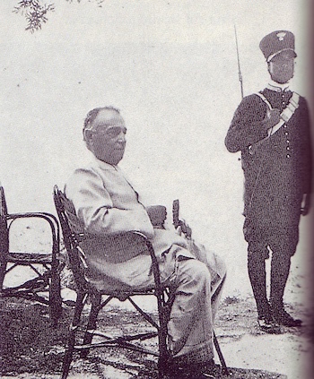 Il generale Luigi Capello, massone, nel 1927
                    condannato dal Tribunale speciale per la difesa
                    dello Stato, senza alcuna prova, a trent'anni di
                    carcere (tre dei quali di regime speciale) per
                    presunta complicit con Tito Zaniboni nel fatuo
                    attentato a Mussolini del 4 novembre 1925.
