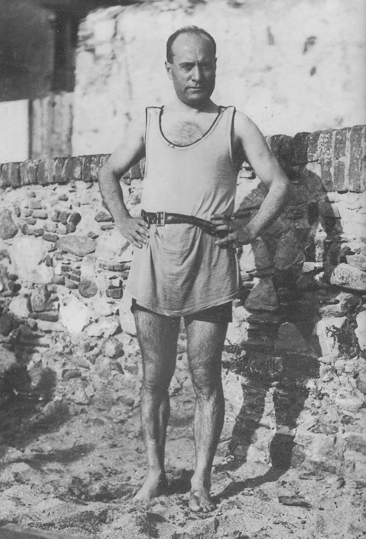 Estate 1923, Mussolini al mare, a Levanto,
                        con la moglie Rachele e i figli Bruno, Vittorio
                        ed Edda. Nessuno immaginava che in tre anni
                        avrebbe imposto il regime fondato su leggi
                        liberticide e tribunali speciali per la difesa
                        dello Stato fascista dalle residue opposizioni
                        clandestine.