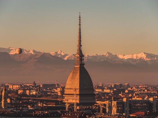 La
                                                          Mole di
                                                          Torino, detta
                                                          Antonelliana
                                                          dal nome del
                                                          suo Artefice
                                                          fu
                                                          originariamente
                                                          concepita
                                                          quale tempio
                                                          israelitico.
                                                          La sua
                                                          costruzione,
                                                          iniziata nel
                                                          1863, termin
                                                          nel 1889. Con
                                                          i suoi 167
                                                          metri e 35
                                                          centimetri di
                                                          altezza 
                                                          Opera
                                                          inconfondibile
                                                          per l'audacia.
                                                          Venne
                                                          realizzata con
                                                          la
                                                          combinazione
                                                          di nervature
                                                          in ferro e
                                                          mattoni
                                                          appositamente
                                                          studiate per
                                                          conciliare
                                                          stabilit e
                                                          leggerezza.
                                                          Super
                                                          nettamente la
                                                          cupola del San
                                                          Gaudenzio di
                                                          Novara (121
                                                          metri), altro
                                                          capolavoro
                                                          antonelliano,
                                                          terminata nel
                                                          1887.