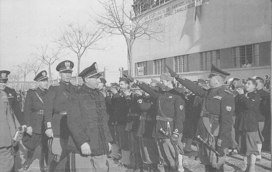 Un capomanipolo della Milizia Volontaria di
                      Sicurezza Nazionale, futuro ufficiale degli Alpini
                      in Russia, comandante di una brigata di �Giustizia
                      e Libert�� e memorialista della guerra partigiana,
                      saluta romanamente Achille Starace in visita a
                      Cuneo (12 febbraio 1939), accolto dal generale
                      Angelo Tua, da Antonio Bonino e dall'anziano
                      senatore Tancredi Galimberti. Pi� trombe che armi�
                      (v. A.A.M., �Giellisti. Dall'antifascismo alla
                      Resistenza armata�, Cassa di Risparmio di Cuneo,
                      vol. I, 1997, p. 161).