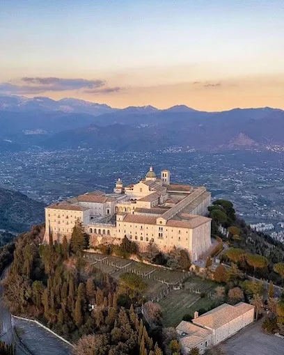 DIDASCALIA:
                                                          L'Abbazia di
                                                          Montecassino,
                                                          distrutta
                                                          dagli Alleati
                                                          con un
                                                          bombardamento
                                                          pedagogico
                                                          militarmente
                                                          inutile,
                                                          deprecabile da
                                                          ogni punto di
                                                          vista.