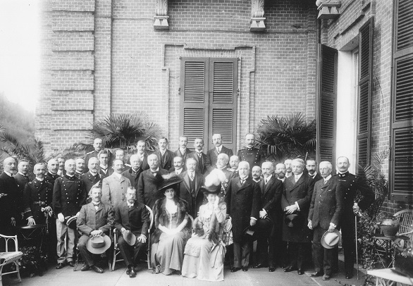 Vittorio Emanuele III, la Regina Elena e lo zar di Russia nel Castello di Racconigi il 24 ottobre 1909. Si poteva ancora sorridere...