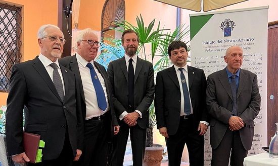 Il Principe Aimone di Savoia Aosta, Capo della Real Casa di Savoia, ospite della Federazione del Nastro Azzurro a Bologna (5 giugno 2022) per lintitolazione della Rotonda al principe Luigi Amedeo di Savoia Aosta e per la rievocazione del Vicer d'Etiopia, Amedeo di Savoia, III Duca d'Aosta. Alla sua destra lo Mariano Torre, autore di un robusti saggi storici, e il relatore, presidente della Consulta; alla sua sinistra Andrea Spettoli, presidente del Club Reale Italiano di Bologna.    Su Amedeo d'Aosta, vicer d'Etiopia, oltre a Gigi Sperone I Savoia scomodi. La saga degli Aosta (Bompiani 2003), segnaliamo il volume di Giuseppe Catenacci, Presidente della Associazione Nazionale ex Allievi della Nunziatella, Amedeo d'Aosta e la Nunziatella (1993), che pubblica la motivazione della Medaglia d'Oro al Valor Militare: Comandante Superiore delle Forze Armate dell'Africa Orientale Italiana, durante undici mesi di asperrima lotta, isolato dalla Madre Patria, circondato da un nemico soverchiante per mezzi e per forze, confermava la sua sperimentata capacit di condottiero sagace ed eroico (...). Fedele continuatore delle tradizioni guerriere della stirpe Sabauda, quando rimase assediato nel ristretto ridotto dell'Amba Alagi alla testa di una schiera di prodi, resisteva oltre i limiti delle umane possibilit, in un titanico sforzo che si imponeva all'ammirazione dello stesso nemico. Alla inevitabile resa, gli inglesi gli tributarono l'onore delle armi, come documenta Dino Ramella in Il Duca d'Aosta e gli Italiani in Africa Orientale (ed. Torino, Daniela Piazza, 2017). Su di lui v. anche Federica Saini Fasanotti, Etiopia 1936-1940. Le operazioni di polizia coloniale nelle fonti dell'Esercito Italiano, Ufficio Storico dello Stato Maggiore dell'Esercito, 2010.