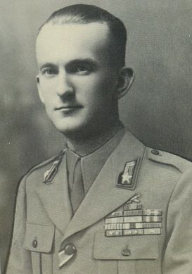 DIDASCALIA: Il colonnello Giuseppe Lanza Cordero di Montezemolo (Roma, 26  maggio 1901-24 marzo 1943), fedelissimo a Vittorio Emanuele III e alla Casa di Savoia, si pose alla guida del Centro (poi Fronte) militare clandestino, che dette un contributo di prim'ordine alla cobelligeranza italiana contro la Germania. Arrestato nei modi narrati dalla sua biografa Sabrina Sguegli della Marra (Ufficio storico SME, 2008, Premio Acqui Storia, con prefazioni del col. Antonino Zarcone e del prof. Giovanni Sabbatucci) venne atrocemente torturato a Via Tasso, incarcerato al Regina Coeli e suppliziato alle Fosse Ardeatine il 24 marzo 1944, come tanti altri militari, militanti di Bandiera Rossa, politici e profeti dell'Italia libera, come il fratello Placido Martini.
