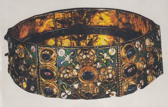 La Corona Ferrea, emblema della regalit in Italia. Fu calcata da Napoleone I nell'incoronazione del 1805 a Milano e venne recata dietro le bare di Vittorio Emanuele II (1878) e di Umberto I (1900). Alle 16.30 di marted 24 maggio (data evocativa) ne parleranno al Teatro del Casin di Sanremo Marzia Taruffi, responsabile dei Marted letterari, e il saggista Matteo Moraglio, che presentano il libro di Aldo A. Mola Vittorio  Emanuele III. Il Re discusso, edito nella Biblioteca Storica di il Giornale, collana I Protagonisti.  