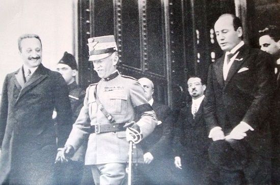 Da sinistra Enrico De Nicola, presidente della Camera e futuro presidente provvisorio della Repubblica; il re e Mussolini (1923).