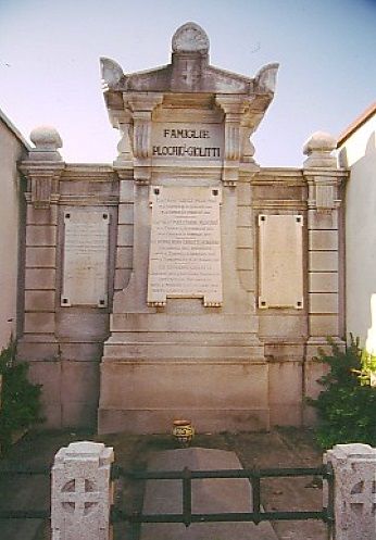 La Tomba Plochi-Giolitti nel cimitero di Cavour (Torino). Giovanni Giolitti (Mondov, 27 ottobre 1842-Cavour, 17 luglio 1928), cugino del Re, vi  sepolto con la moglie, Donna Rosa Sobrero, Collaressa dell'Annunziata. Deputato dal 1882, cinque volte presidente del Consiglio, monarchico e liberale, Giolitti insegn che per conservare le Istituzioni occorre riformare: percepire e assecondare il flusso della storia come scrisse Riccardo Bacchelli, suo alto interprete. La politica non  arzigogolo, una diatriba tra  costituzionalisti, n squallida spartizione della torta elevata a dottrina dal Manuale Cencelli, novello algoritmo.  Storia.   Nell'anniversario della sua morte la Associazione di studi storici intitolata a Giolitti e il comitato di Cuneo dell'Istituto per la storia del Risorgimento si uniscono a quanti oggi rendono omaggio allo Statista della Nuova Italia e lo additano modello perpetuo di Buon Governo.