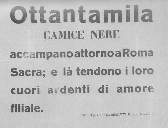 Italia al bivio? Un manifestino fotografa la vigilia: circa 25.000 camicie nere (non 80.000 o addirittura 200.000) erano accampate a decine di chilometri da Roma, prive di munizioni da fuoco e da bocca. In Roma entrarono solo la notte fra i 30 e il 31, per sfilare e andarsene mentre si insediava il governo. A fine ottobre 1922 nessuno in Italia immaginava che Mussolini sarebbe rimasto presidente del Governo per ventun anni. Prima di lui anche gli statisti pi coriacei (Depretis, Crispi, Giolitti) avevano retto appena un decennio, ma a ministeri intermittenti. La svolta avvenne il 3 gennaio 1925 per pressione dei Consoli della Milizia su Mussolini. Di Italia al bivio si  parlato il 28 ottobre nel Salone dei Mosaici di Ravenna, per iniziativa dell'Associazione Culturale Tessere del Novecento presieduta da Piero Casavecchia. Il 30 maggio 1922 Mussolini intitol Al bivio un articolo pubblicato in Il Popolo d'Italia: Le adunate regionali fasciste si susseguono in ogni regione d'Italia e si rassomigliano nella loro straordinaria imponenza e nella loro perfetta disciplina. [] La sua forza di propulsione, i suoi motivi di vita sono cos potenti che lo fanno rassomigliare ai fenomeni logici e inesorabili della natura. Per anche i pi devastanti fenomeni naturali infine si placano e la terra resta sempre immutata (Ecclesiaste,1,4).