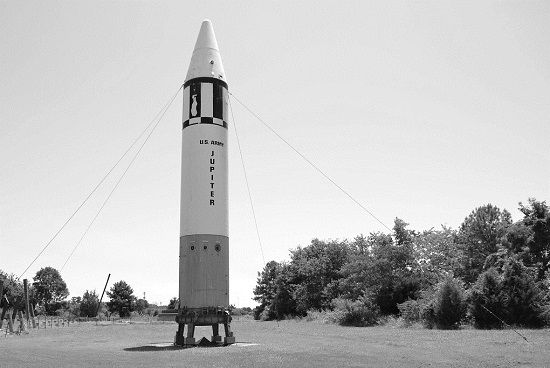  Missile Jupiter. Nico Perrone ricorda analiticamente la dislocazione dei trenta missili Jupiter con testata nucleare accampati tra Puglia e Basilicata dal febbraio-settembre 1960, il loro potenziale offensivo e l'esposizione a incidenti. In caso di conflitto con armi strategiche avrebbero attirato sull'Italia la ritorsione nemica con missili ancor pi  devastanti. La pace reggeva sull' equilibrio del terrore. E oggi? Quanto  ampio l'Ombrello e quante mani lo sorreggono quando tirano impetuosi venti di guerra? 