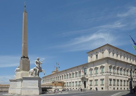 Didascalia: Il Quirinale. Palazzo dei Papi e, in continuit, dei Capi dello Stato d'Italia: quattro re nel volgere di 76 anni, tra il 1870 e il 1946 (Vittorio Emanuele II, Umberto I, Vittorio Emanuele III e Umberto II) e le presidenze di Enrico De Nicola, Luigi Einaudi, Giovanni Gronchi, Antonio Segni, supplito da Cesare Merzagora, Giuseppe Saragat, Giovanni Leone, Sandro Pertini, Francesco Cossiga, Oscar Luigi Scalfaro, Carlo Azeglio Campi, Giorgio Napolitano, Giorgio Napolitano e Sergio Mattarella: quattordici in 75 anni, come ricorda Tito Lucrezio Rizzo in Parla il Capo dello Stato. Altri, come Alfredo Orioli, riducono le Presidenze ai loro dodici titolari, sicch il prossimo sarebbe il numero 13. Di buono o di cattivo augurio? 