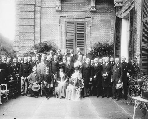 La foto ricordo della visita dello zar Nicola II a Vittorio Emanuele III, che lo ospit nel Castello di Racconigi (23-25 ottobre 1909). A una Dama scapp un sorriso... Era l'Europa dei buoni sentimenti. Al ricevimento partecip Ernesto Nathan, sindaco di Roma ed ex gran maestro del Grande Oriente d'Italia.