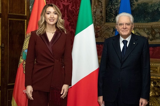 Alle 12 di oggi, domenica 6 novembre 2022, nel Santuario-Basilica di Vicoforte l'Ambasciatrice dello Stato del Montenegro in Italia, Dott.ssa Milena Sofranac Ljuboljevic (nella fotografia con il Presidente della Repubblica italiana, Sergio Mattarella), accompagnata dal Ministro consigliere, Jelena Burzan, e dal Primo segretario dell'Ambasciata, Dejana Backovic, rende omaggio alla Reale Tomba della Regina Elena di Savoia (1873-1952), nata Petrovic-Niegos, Principessa del Montenegro, consorte di Vittorio Emanuele III, Re d'Italia dal 1900 al 1946.   L'Ambasciatrice viene accolta dal Rettore del Santuario, don Francesco Tar, e dalla Consulta dei Senatori del Regno presieduta da Aldo A. Mola, che porge agli illustri ospiti il benvenuto della Principessa Maria Gabriella di Savoia, forzatamente assente, e del generale Giorgio Blais, presidente del Gruppo Croce Bianca (Torino).   Interviene una folta delegazione dellAssociazione Italia-Montenegro guidata dalla Presidente, Danijela Djurdjevic, che gi fu a Vicoforte il 18 marzo 2018, di concerto con il segretario della Consulta, Gianni Stefano Cuttica.   La visita dell'Ambasciatrice concorre a rendere sempre pi saldi i rapporti tra l'Italia e il Montenegro, che, gi membro della Nato, da anni  in attesa dell'ingresso a pieno titolo nell'Unione Europea, nell'interesse dei due Stati che si affacciano sull'Adriatico e hanno motivo di ripercorrere e confrontare le rispettive storie all'insegna della collaborazione culturale ed economica e di promuovere la conoscenza reciproca.