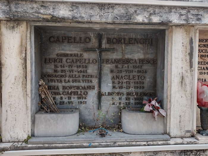 La tomba
                                                          di Luigi
                                                          Capello
                                                          individuata
                                                          dopo lunghe
                                                          ricerche e
                                                          fotografata
                                                          nel cimitero
                                                          del Verano
                                                          (Roma) dalla
                                                          professoressa
                                                          Maria Luisa
                                                          Suprani
                                                          Querzoli, che
                                                          l'ha
                                                          riordinata
                                                          curata e la
                                                          raccomanda
                                                          alle
                                                          Istituzioni e
                                                          a quanti hanno
                                                          a cuore la
                                                          Memoria
                                                          dell'Italia.
                                                          Il Diploma di
                                                          grado 33 del
                                                          Rito scozzese
                                                          Antico e
                                                          accettato
                                                          rilasciato al
                                                          gen. Capello
                                                          dal Sovrano
                                                          Gran
                                                          Commendatore
                                                          Achille
                                                          Ballori il 15
                                                          dicembre 1915
                                                          (Archivio
                                                          Centrale dello
                                                          Stato, Carte
                                                          Capello,
                                                          pubblicato
                                                          nella
                                                          copertina di
                                                          Luigi Capello,
                                                          un militare
                                                          nella storia
                                                          d'Italia, a
                                                          cura di Aldo
                                                          A. Mola,
                                                          Cuneo,
                                                          L'Arciere,
                                                          1987).